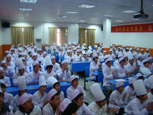 我院涂序鳳大師和韓建強(qiáng)大師的精彩講學(xué)贏得同學(xué)們的陣陣掌聲