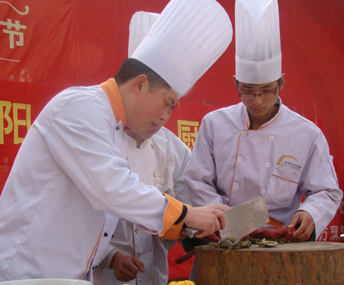 歐陽(yáng)爛陽(yáng)大師在示范展示切配技巧