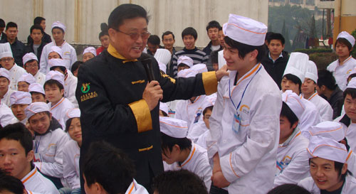 我院涂序鳳大師在課堂上和學(xué)員進(jìn)行互動(dòng)