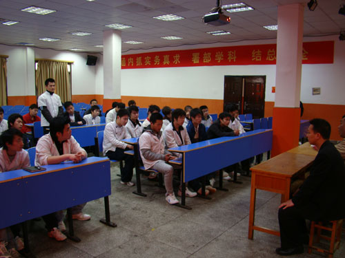 浙江義烏新晶輝海鮮酒店任承堅(jiān)董事長在解答學(xué)員的就業(yè)待遇問題