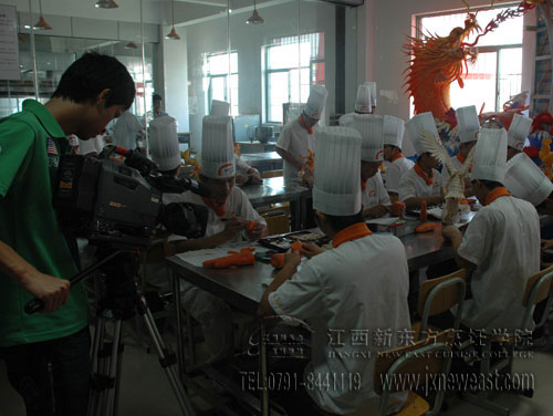 央視一套《當代工人》欄目組來我院進行辦學成果專訪