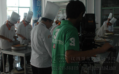 央視一套《當代工人》欄目組來我院進行辦學成果專訪