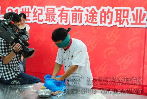 央視一套《當代工人》欄目組來我院進行辦學成果專訪