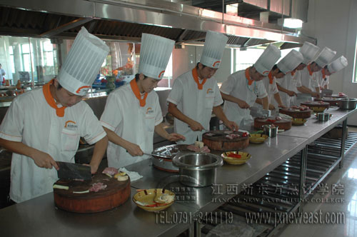 央視一套《當代工人》欄目組來我院進行辦學成果專訪