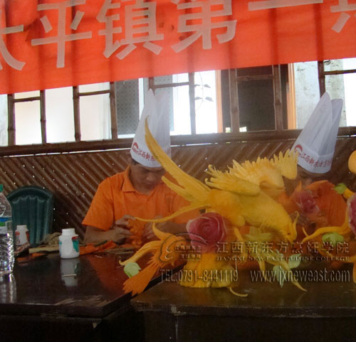 學(xué)員現(xiàn)場展示雕刻技術(shù)