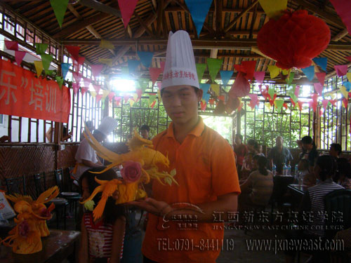 學(xué)員現(xiàn)場展示雕刻技術(shù)