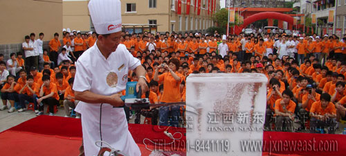 王梁生大師用電鋸開始給冰塑型