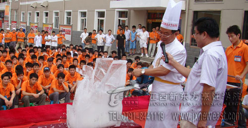 王梁生大師和涂序鳳大師在互動(dòng)講解冰雕的注意事項(xiàng)