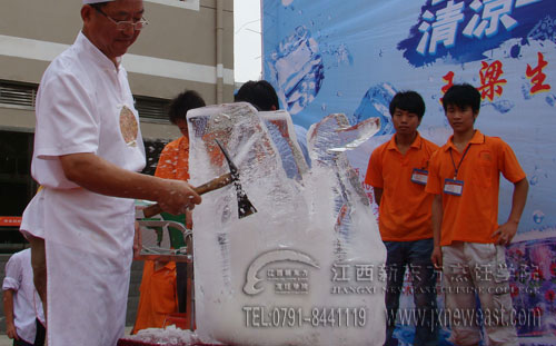 王梁生大師在用冰斧給冰雕塑型