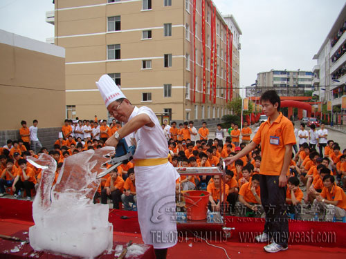 王梁生大師用電鋸塑造天鵝展翅