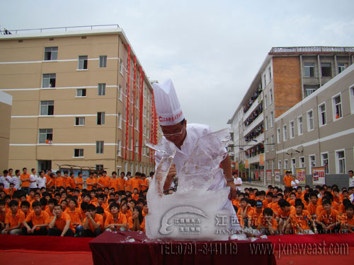 王梁生大師在用冰鑿修飾冰雕輪廓
