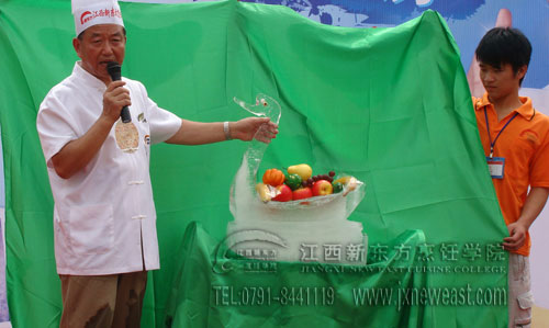 王梁生大師在講解冰雕在筵席設(shè)計(jì)中的容器作用