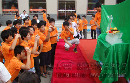 學(xué)員們在給冰雕作品拍照留念