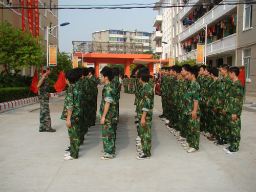 學(xué)生軍訓(xùn) 列隊(duì)好像沒(méi)站好喲