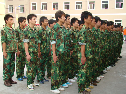 學(xué)生軍訓(xùn) 好像有點(diǎn)樣子了
