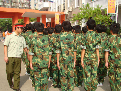 學(xué)生軍訓(xùn) 教官指導(dǎo)軍姿