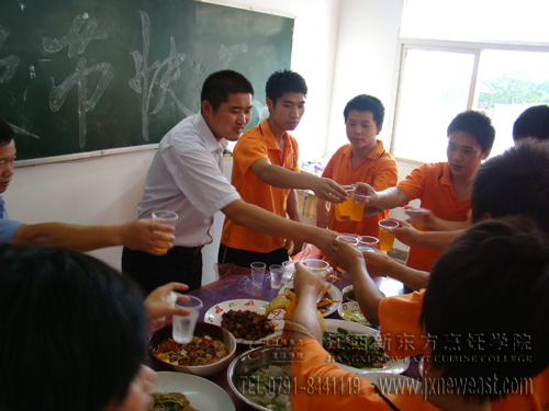 班主任老師希望同學(xué)們在新東方學(xué)期里再接再勵