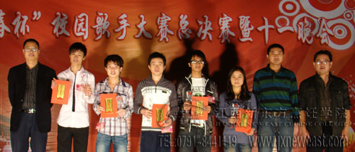 榮獲“青春杯”校園歌手大賽榮譽的學員合影