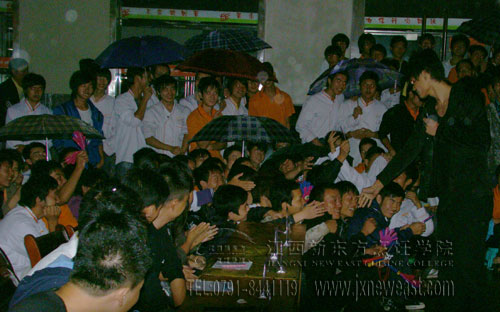 參賽選手的激情演唱