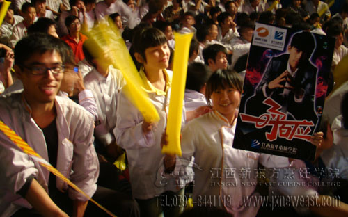 觀看湖南衛(wèi)視《一呼百應(yīng)》江映蓉個人演唱會的學員們