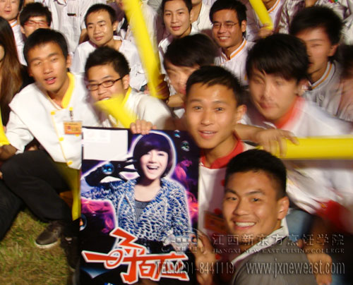 觀看湖南衛(wèi)視《一呼百應(yīng)》江映蓉個人演唱會的學員們