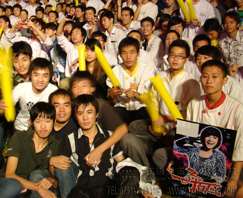 觀看湖南衛(wèi)視《一呼百應(yīng)》江映蓉個人演唱會的學員們