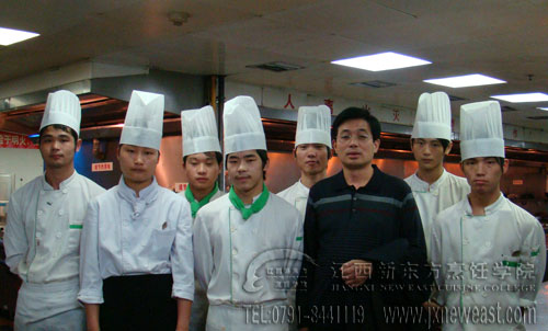 就業(yè)學(xué)子和學(xué)院就業(yè)指導(dǎo)中心的老師交流合影