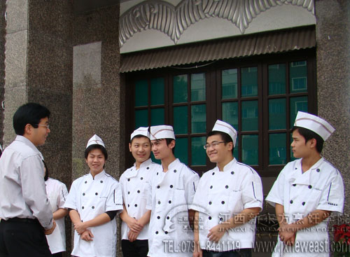 就業(yè)學(xué)子和學(xué)院就業(yè)指導(dǎo)中心的老師交流合影