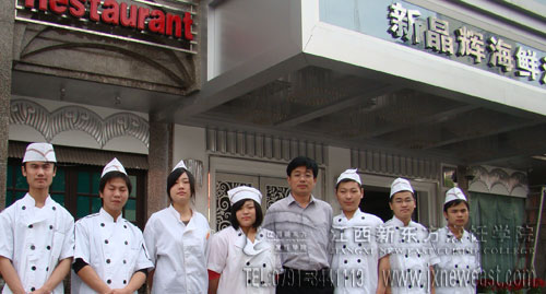 就業(yè)學(xué)子和學(xué)院就業(yè)指導(dǎo)中心的老師交流合影