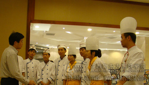 就業(yè)學(xué)子和學(xué)院就業(yè)指導(dǎo)中心的老師交流合影