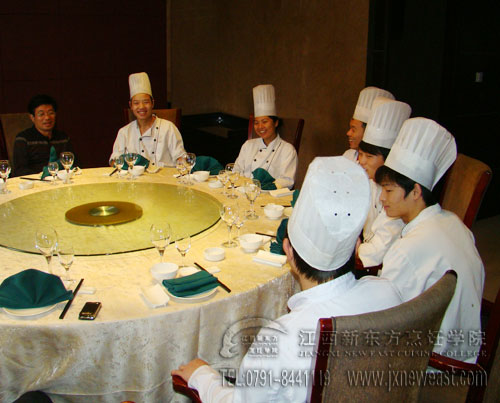 就業(yè)學(xué)子和學(xué)院就業(yè)指導(dǎo)中心的老師交流合影