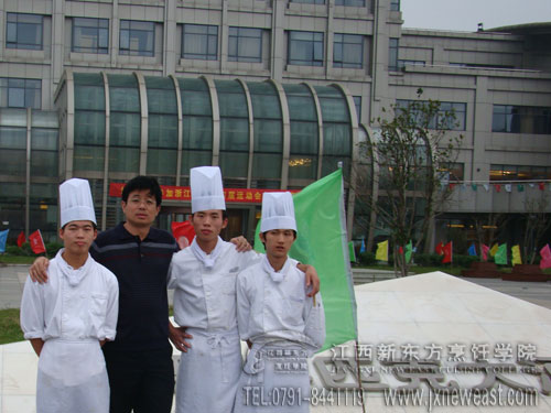 就業(yè)學(xué)子和學(xué)院就業(yè)指導(dǎo)中心的老師交流合影