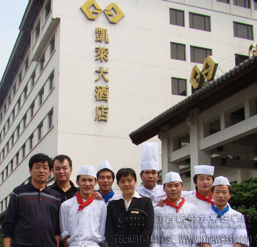 就業(yè)學(xué)子和學(xué)院就業(yè)指導(dǎo)中心的老師交流合影