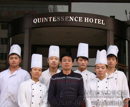 就業(yè)學(xué)子和學(xué)院就業(yè)指導(dǎo)中心的老師交流合影