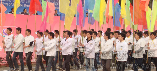 校運(yùn)會(huì)彩旗隊(duì)入場(chǎng)