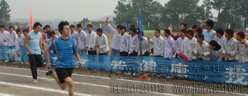 賽場(chǎng)內(nèi)外同“加油”