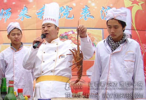 汪幸生大師在講解澳洲刺身龍蝦的生殺技巧