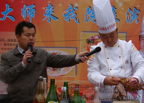 汪幸生大師在示范如何生殺澳洲刺身大龍蝦