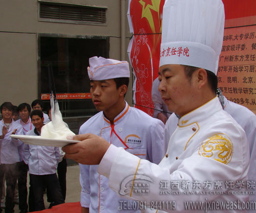 汪幸生大師在示范制作雪山不倒糊