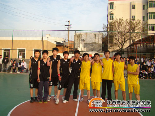 進(jìn)入決賽的班級(jí)籃球隊(duì)合影
