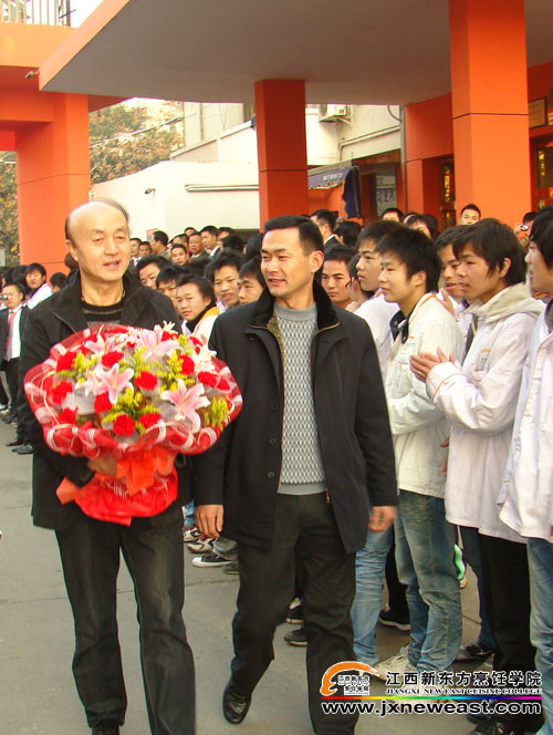 學(xué)員們熱烈歡迎高炳義大師的到來