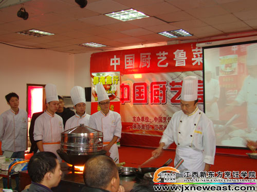 高炳義大師在示范教學(xué)魯菜制作