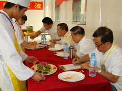 評(píng)委們嚴(yán)謹(jǐn)?shù)脑u(píng)分