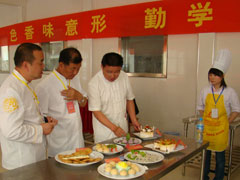 評(píng)委們對(duì)西點(diǎn)作品品評(píng)