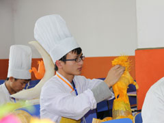 即將成型的食品雕刻作品